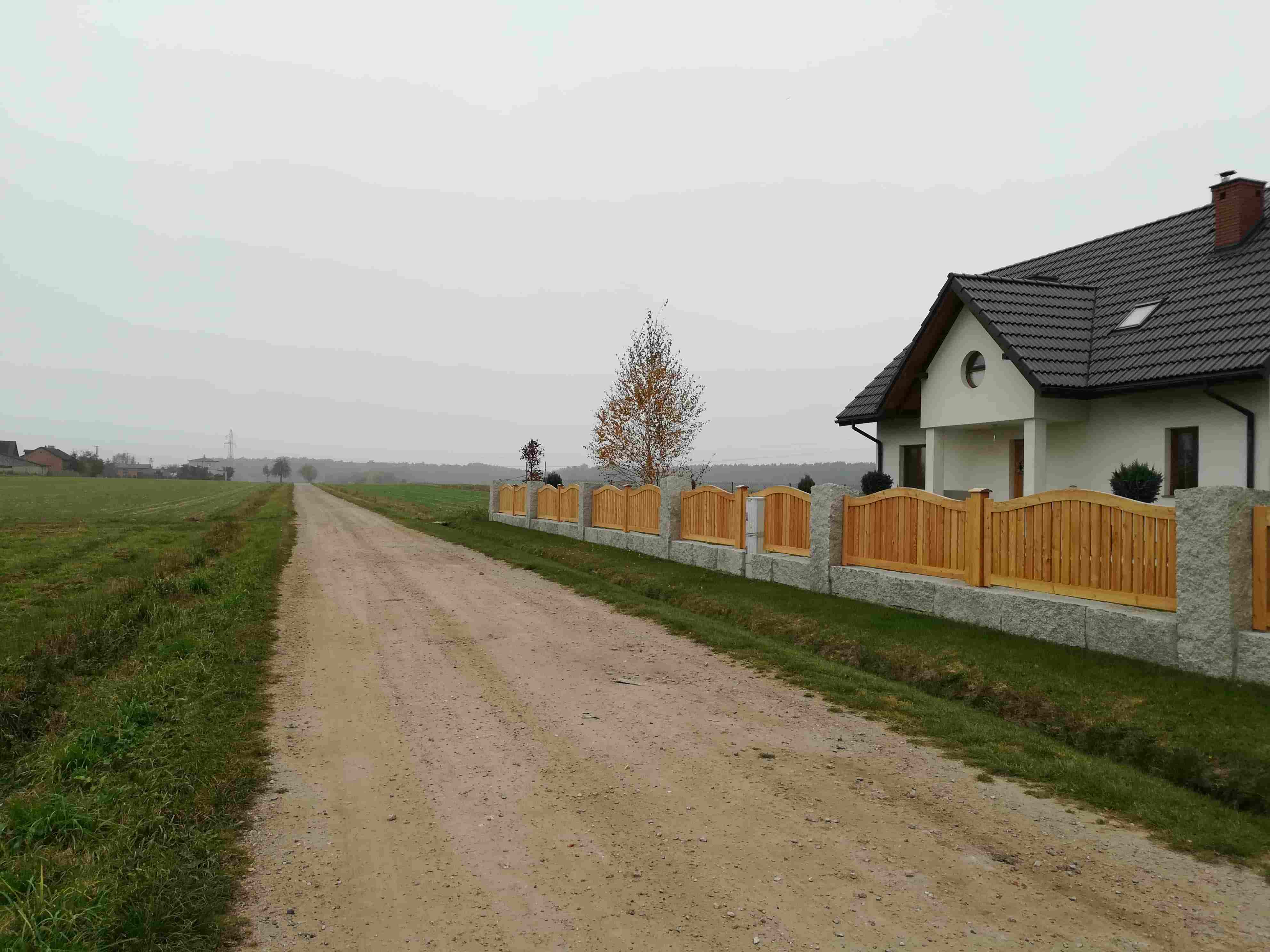 drewniana brama z furtką
